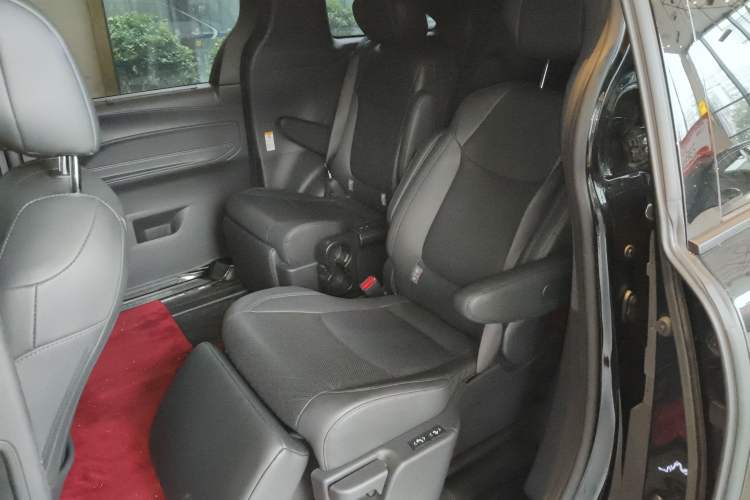 Used Toyota SIENNA 2023 2.5L Hybrid Deluxe Edition
