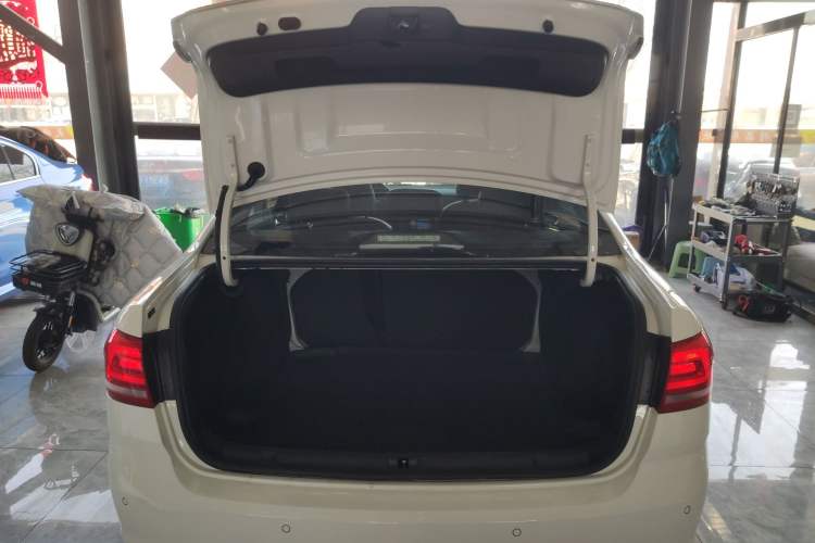 Used Volkswagen Lavida 2015 1.6L Automatic Comfort Edition Trunk