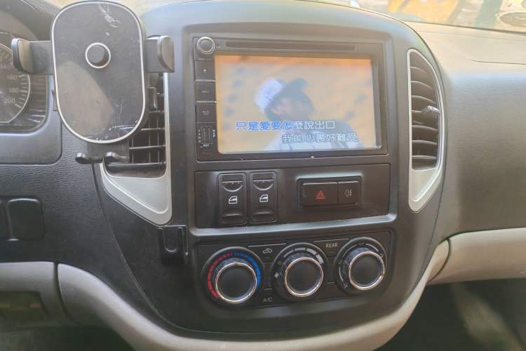 Used FORTHING Lingzhi 2016 V3 1.5L 7-Seater Comfort Model China V Standard Audio And AC Panel