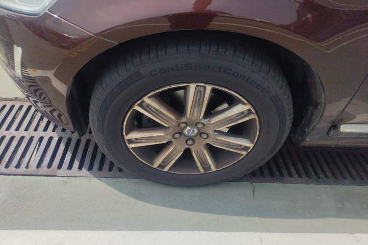 Used Volvo XC60 2016 T5 Smart Version Left Front Wheel Hub