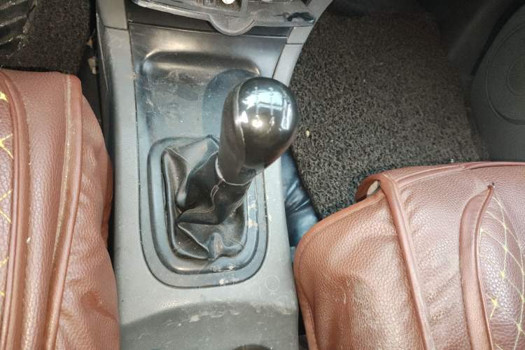 Used Dongfeng Shuaike 2011 1.6L Manual Commercial 5-Seater Gear Lever