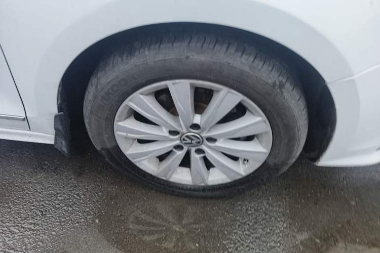 Used Volkswagen Sagitar 2015 1.6L Automatic Comfort Model Right Front Wheel Hub