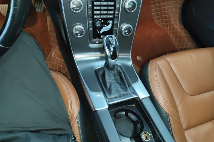 Used Volvo V60 2014 Restyled T5 Zhiya Edition Gear Lever