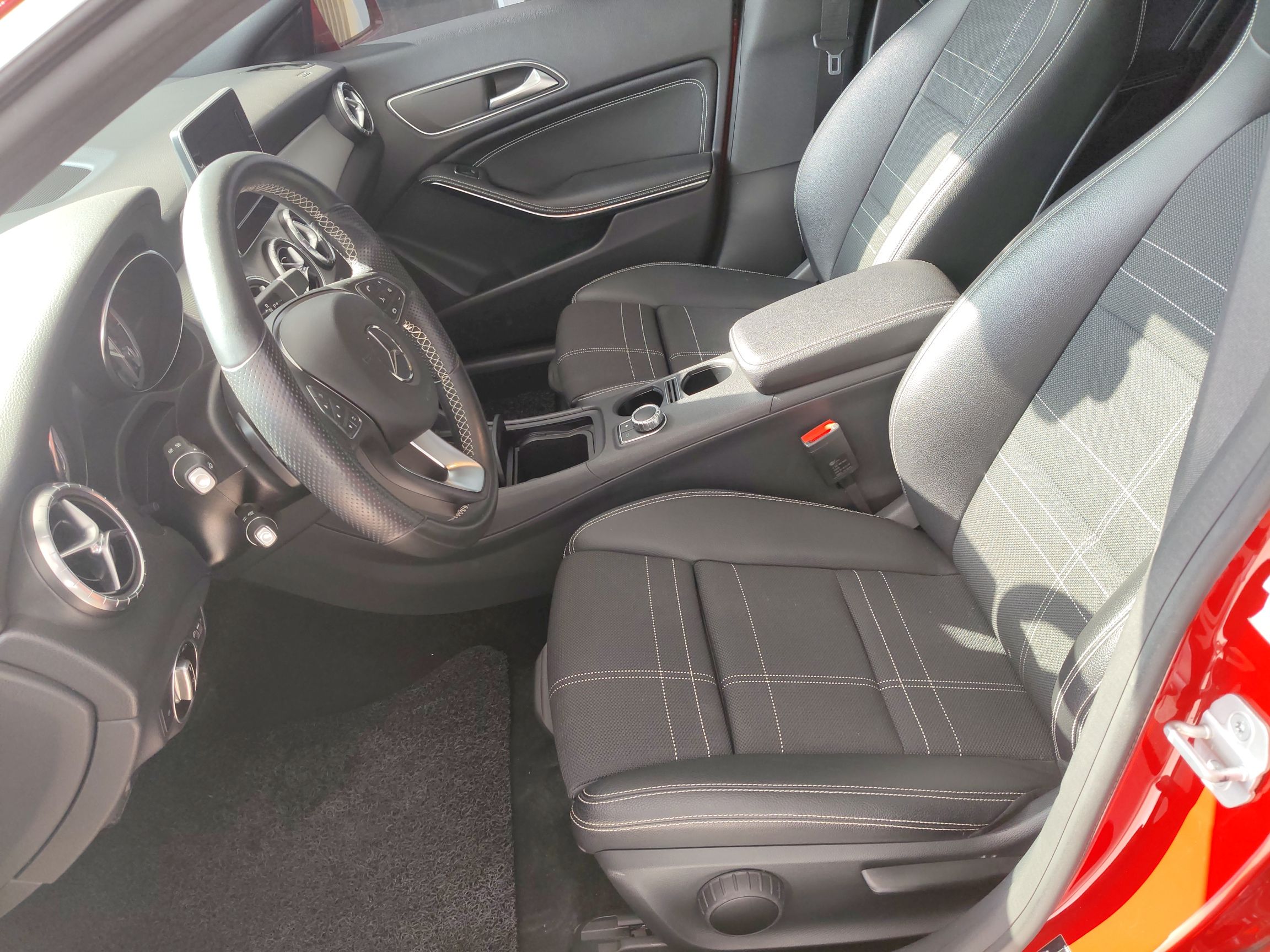 Переднее сиденье в автомобиле