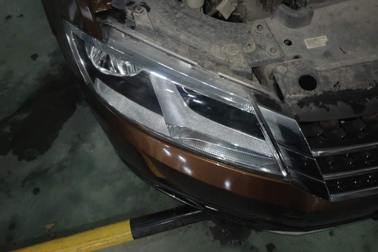 Used Volkswagen Cross Lavida 2014 1.6L Automatic Right Front Headlight