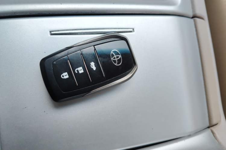 Used Toyota Land Cruiser 2015 4.0L V6 Middle East Low-Trim Version Vehicle Key