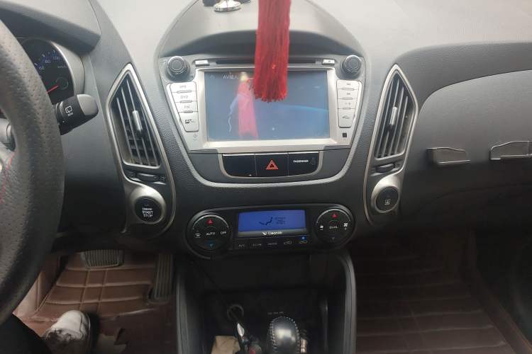 Used Hyundai ix35 2012 2.0L Automatic 4x4 Prestige Edition GLS Audio And AC Panel