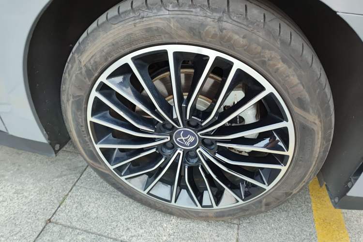 Used BYD Han 2024 DM-i Glory Edition 121KM Prestige Model Right Front Wheel Hub