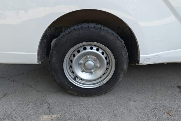 Used Wuling Yangguang 2024 300KM Comfort Version Passenger Van 75kW
