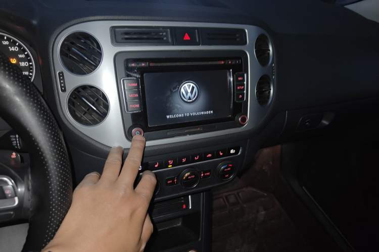 Used Volkswagen Tiguan 2015 1.8TSI Automatic Two-Wheel Drive Luxury Model Audio And AC Panel