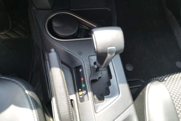 Used Toyota RAV4 2019 2.0L CVT Two-Wheel Drive Luxury Version China VI Standard Gear Lever