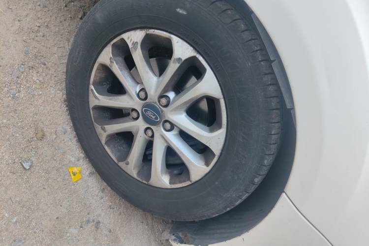 Ford Focus 2012 Hatchback Classic 1.8L Automatic Fashion Edition usata