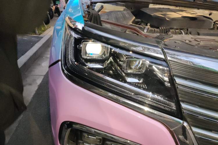 Used Roewe RX8 2018 30T Smart Connectivity Two-Wheel Drive Flagship Edition
