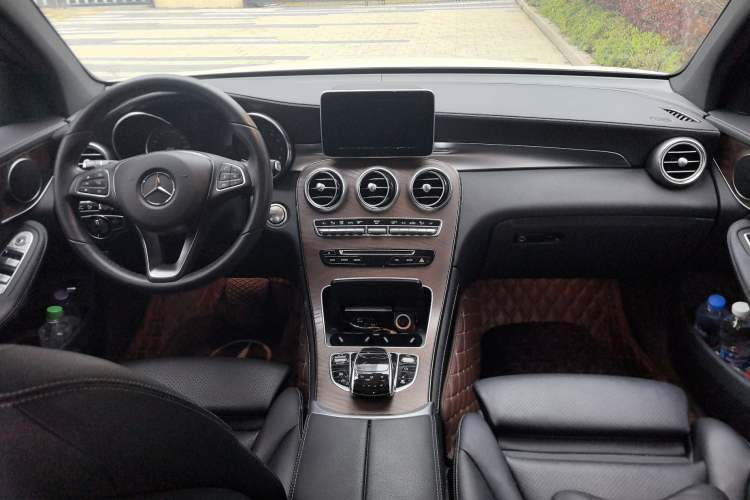 Used Mercedes-Benz GLC 2016 GLC 300 4MATIC Dynamic Model Center Console