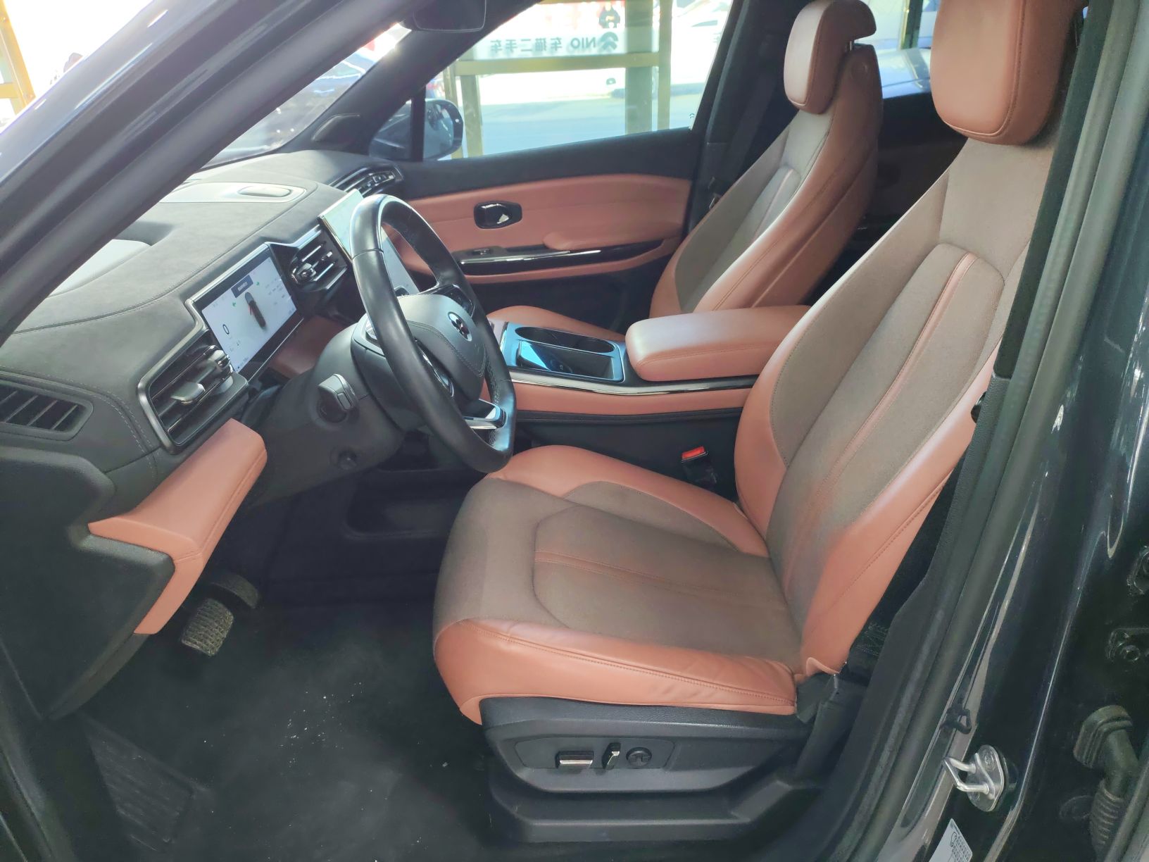 Переднее сиденье в автомобиле