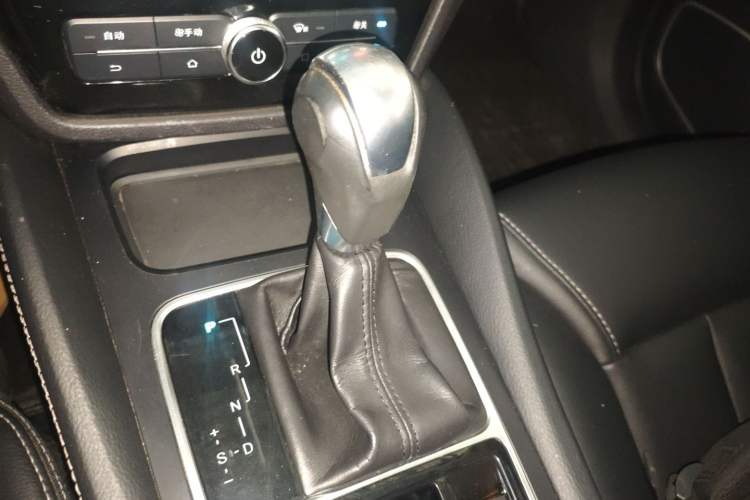 Used BYD Song MAX 2017 1.5T Automatic Smart Connect Elite 7-Seater Gear Lever