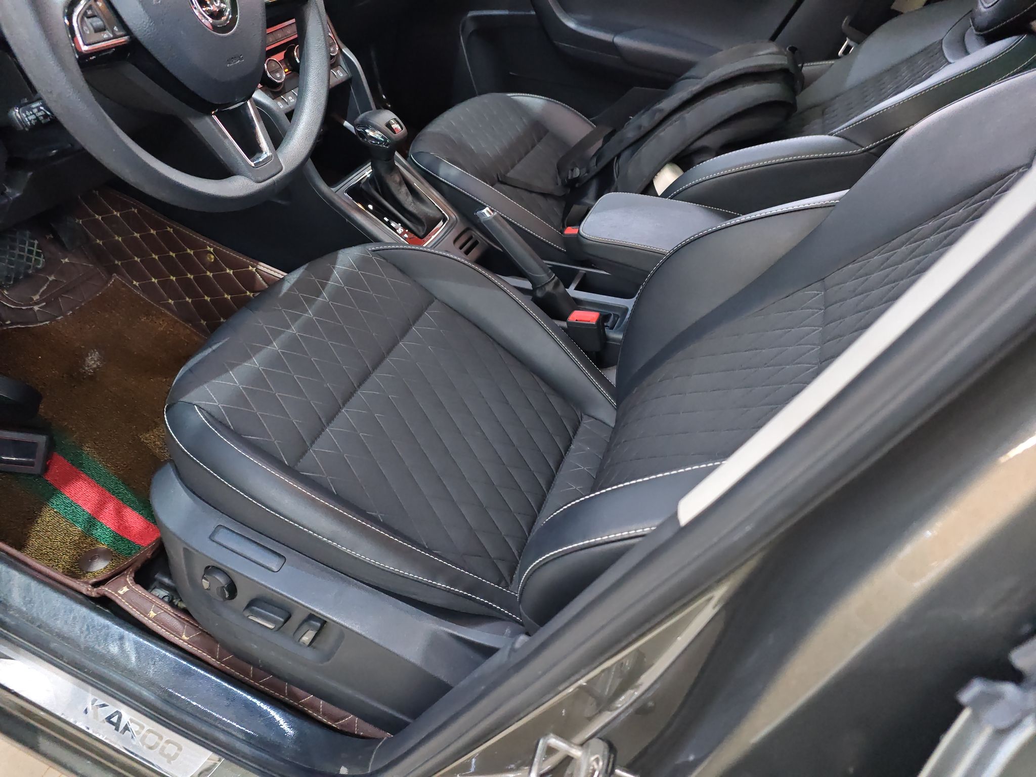 المقاعد الأمامية داخل السيارة