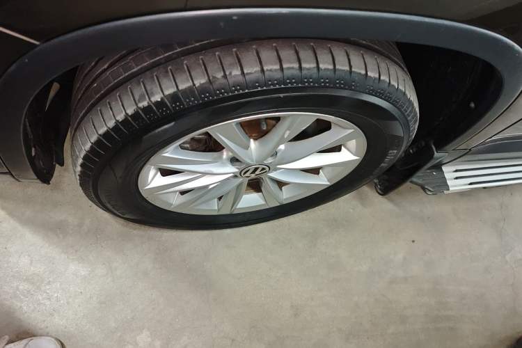 Used Volkswagen Tiguan 2016 280TSI Automatic Two-Wheel-Drive Silk Road Style Edition Left Front Wheel Hub