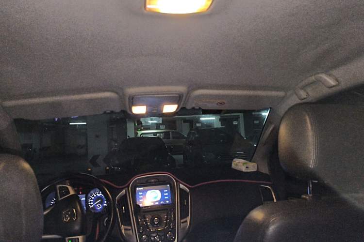 Used JMC Yusheng S350 2013 2.4T Automatic 2WD Diesel Luxury Edition 5 Seats Headliner