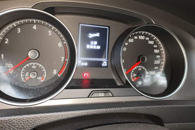 Used Volkswagen Golf 2015 1.6L Automatic Comfort Model Odometer Close Up