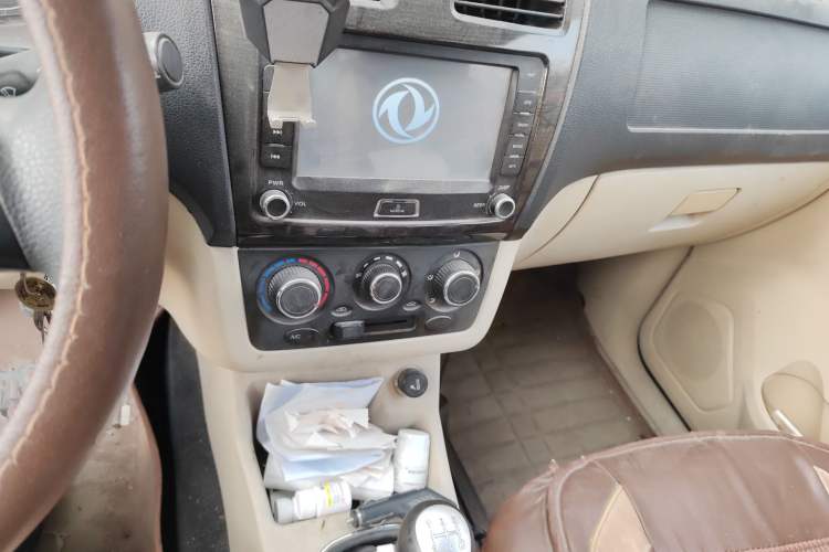 Used Dongfeng Fengon 370 2016 1.5L Manual Standard Model II 7 Seats Audio And AC Panel