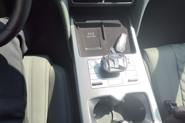 Used BYD Song L DM-i 2025 Intelligent Driving Version 112 km Beyond-Range Type Gear Lever