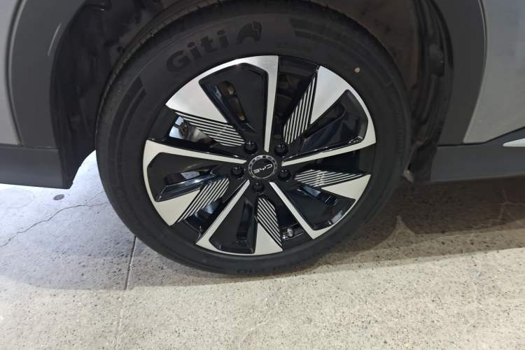 Used BYD Song PLUS New Energy 2025 DM-i 112KM Prestige Model Right Rear Wheel Hub