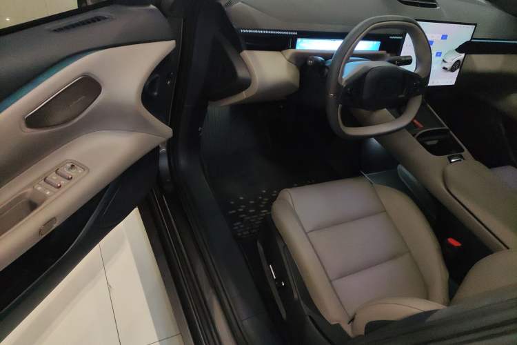 Used Lynk & Co Z10 2025 95 kWh 766 km Range Rear-Wheel Drive Max