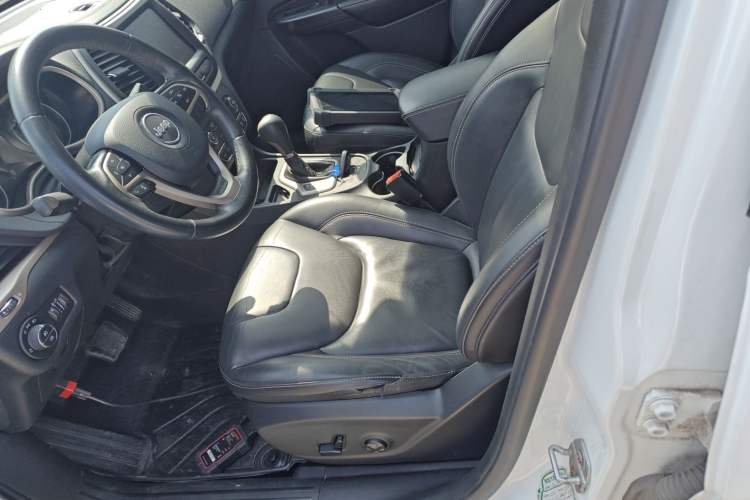 Used Jeep Cherokee 2016 2.0L Superior Edition
