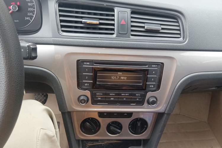 Used Volkswagen Lavida 2013 1.6L Manual Fashion Edition Audio And AC Panel