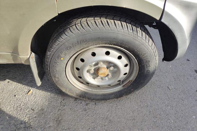 Used Wuling Rongguang 2012 1.5L Extended Standard Version Right Front Wheel Hub