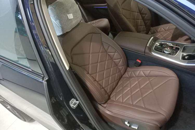 Used BMW X5 2023 xDrive 30Li Luxury M Sport Night Edition Package Right Front Seat