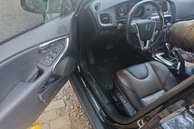 Used Volvo V40 2014 Cross Country T5 AWD Smart Luxury Edition
