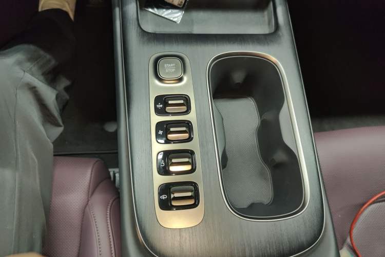 Used Xiaomi Auto SU7 2024 Four-Wheel Drive Ultra-Long Range Advanced Intelligent Driving Max Edition
