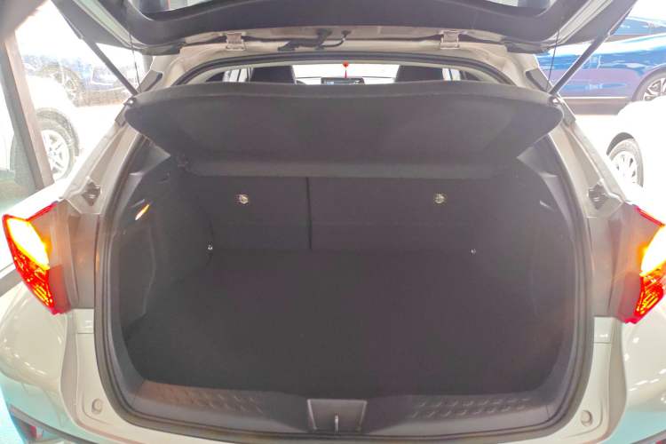 Used Toyota C-HR 2023 2.0L Smart Electric Hybrid Dual-Engine Comfort Version
