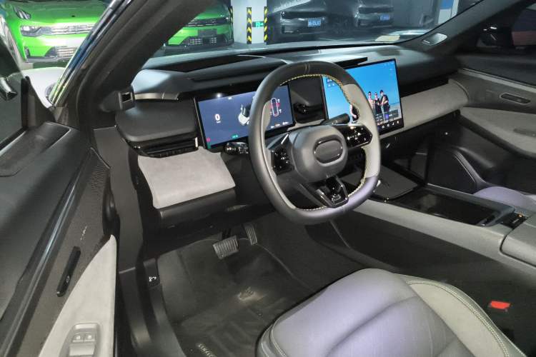 Used Lynk & Co 08 EM-P 2023 120km Long-Range Halo