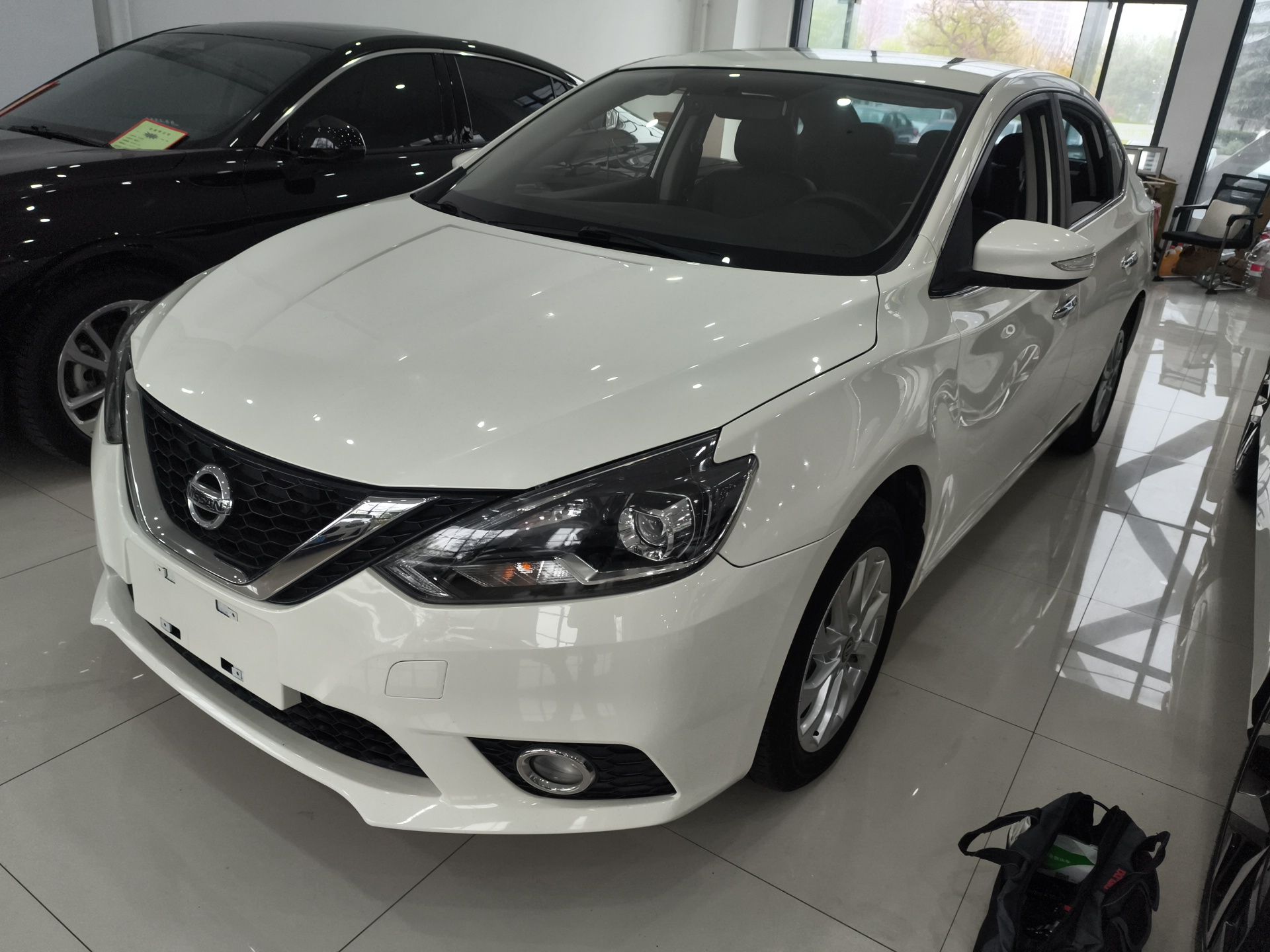 تحت مقدمة السيارة