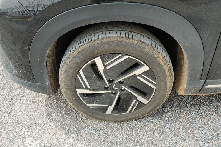 Used Wuling Xingguang S 2025 Model, 130km Flagship Edition Left Front Wheel Hub