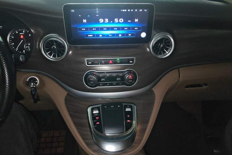 Used Mercedes-Benz Vito 2021 2.0T Business Version 7 Seats Audio And AC Panel