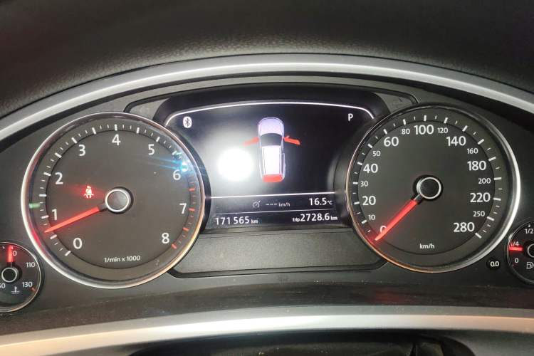 Used Volkswagen Touareg 2011 3.0 TSI High-End Version Instrument Cluster