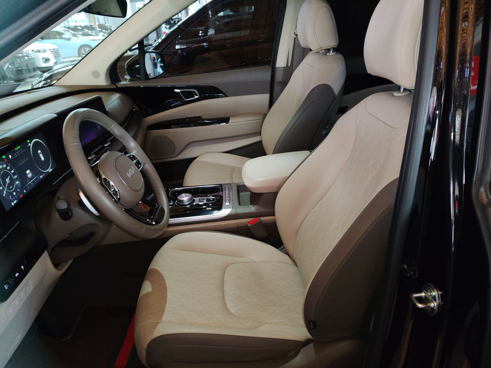 المقاعد الأمامية داخل السيارة