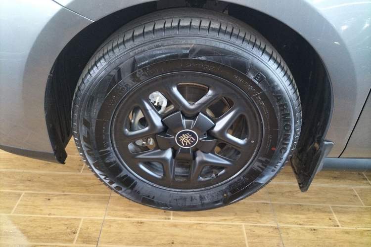 Used BYD Qin PLUS 2025 DM-i Smart Drive 55KM Leading Model Left Front Wheel Hub