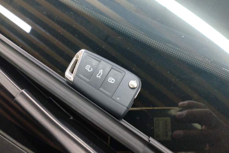 Used Volkswagen Tiguan L 2024 Outstanding Model 330TSI Automatic Two-Wheel Drive R-Line Dragon Glory Edition Vehicle Key