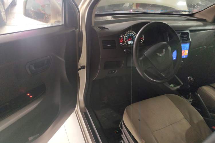 Used Wuling Rongguang V 2016 1.5L Standard Version
