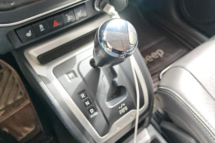 Used Jeep Compass 2013 2.0L two-wheel drive luxury version Gear Lever