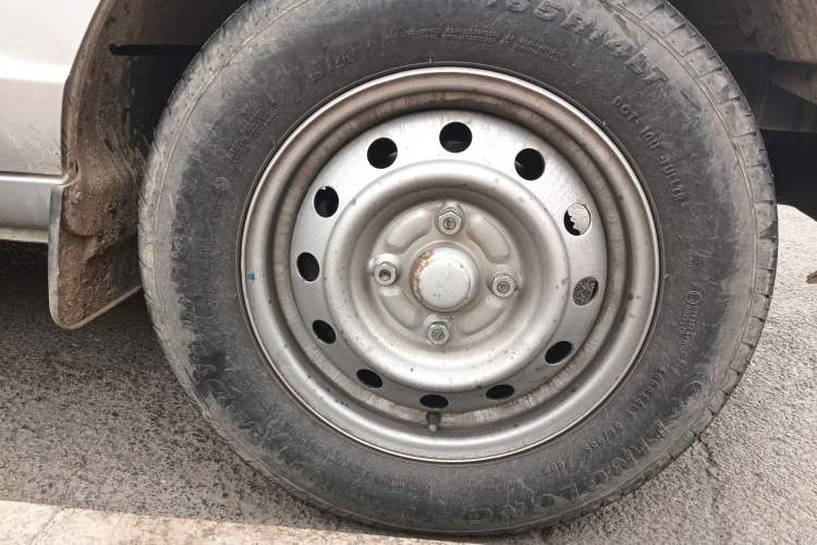 Used Wuling Rongguang S 2023 1.5L Basic Enclosed-Window Vehicle 2 Seats Right Front Wheel Hub