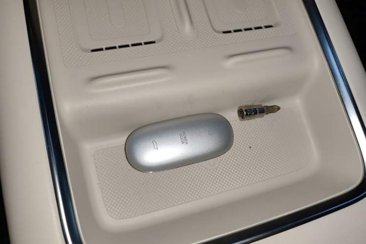 Used Li Auto MEGA 2024 Ultra Model
