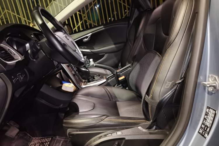 Used Volvo V40  Left Front Seat