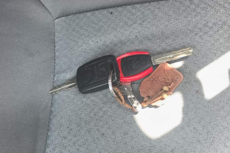 Used Wuling Rongguang EV 2022 Basic Model Enclosed-Window Vehicle with 2 Seats Equipped with Penghui Battery Vehicle Key