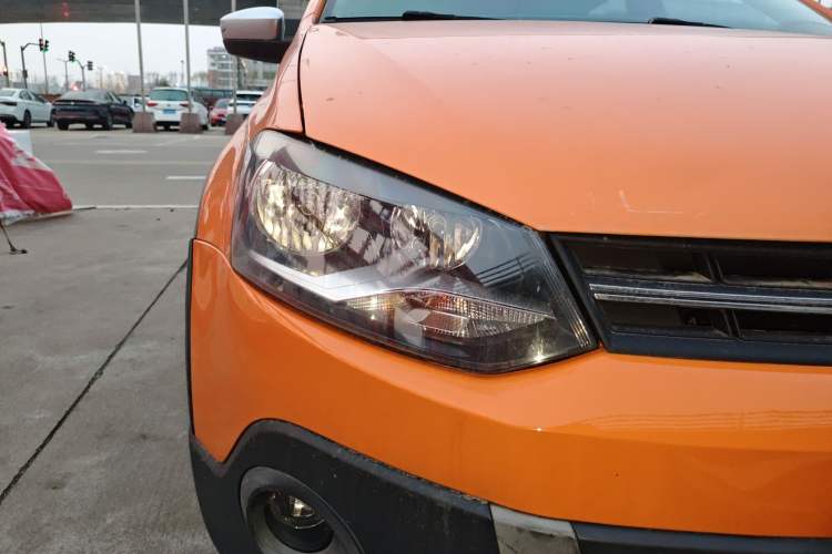 Used Volkswagen Polo 2012 1.6L Cross Polo Automatic Transmission Right Front Headlight